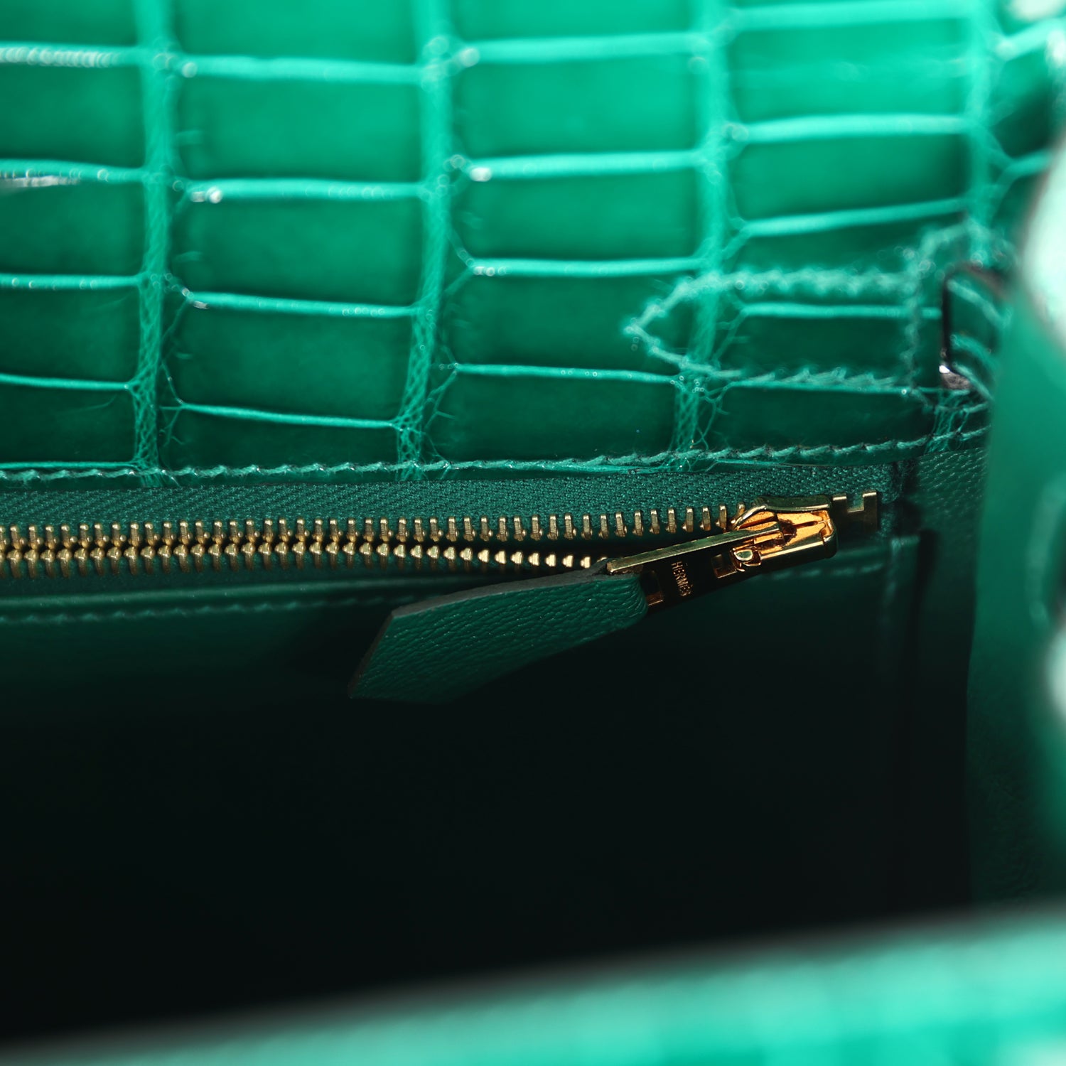 Hermes Kelly Sellier 25 Emerald Shiny Alligator Gold Hardware - Exclusu