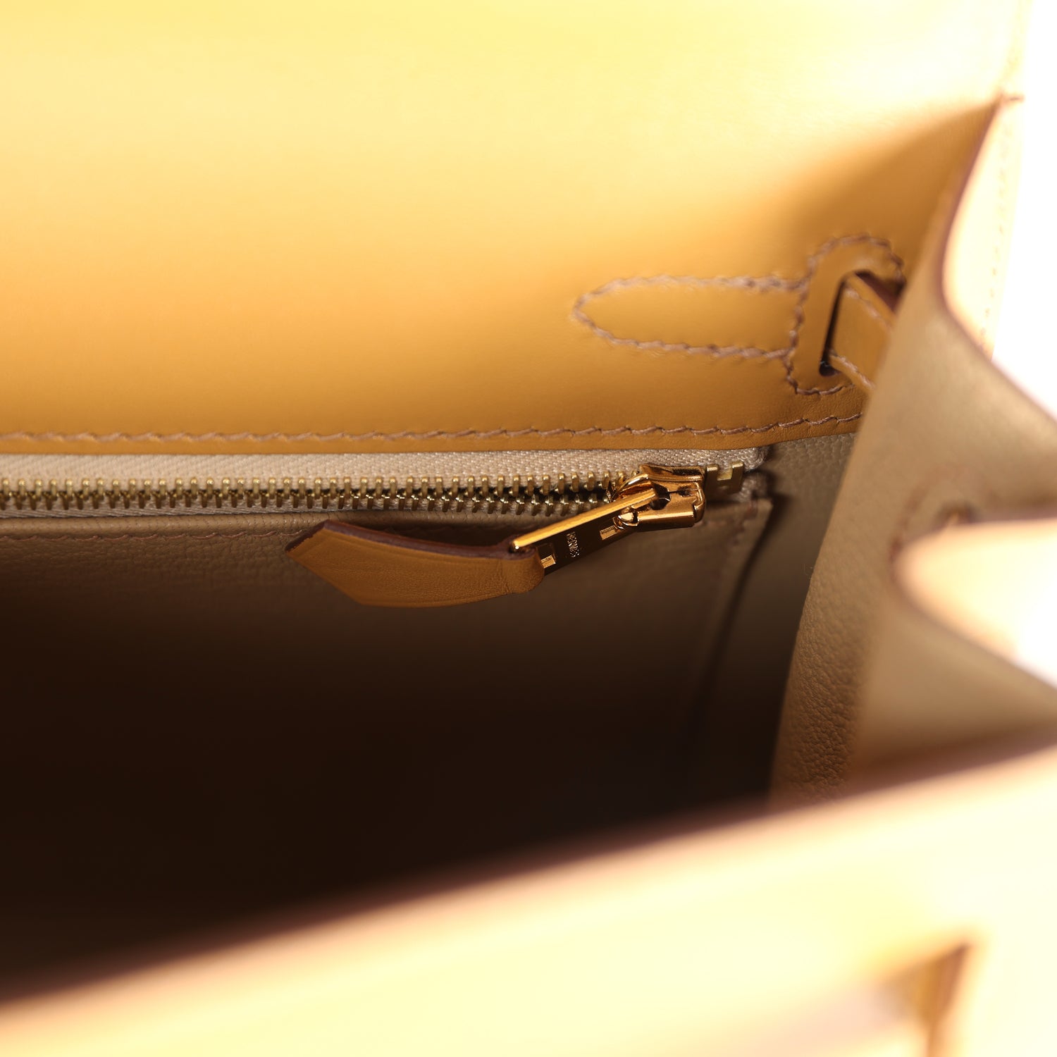 Hermes Kelly Sellier 25 Poussière Tadelakt Gold Hardware - Exclusu